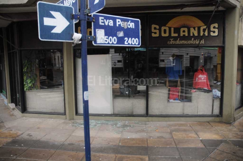 Rompieron dos veces la vidriera para robar ropa