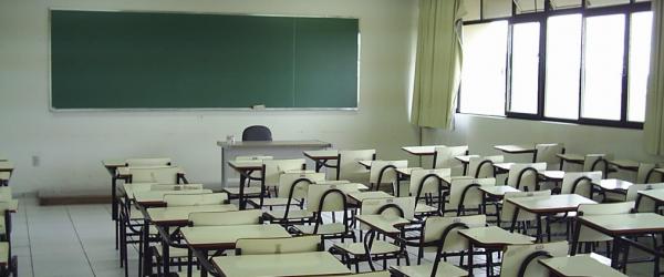 Denunciaron que un maestro tomaba alcohol en clases