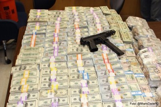 Encuentran millones de dólares escondidos en las paredes de una casa de Miami