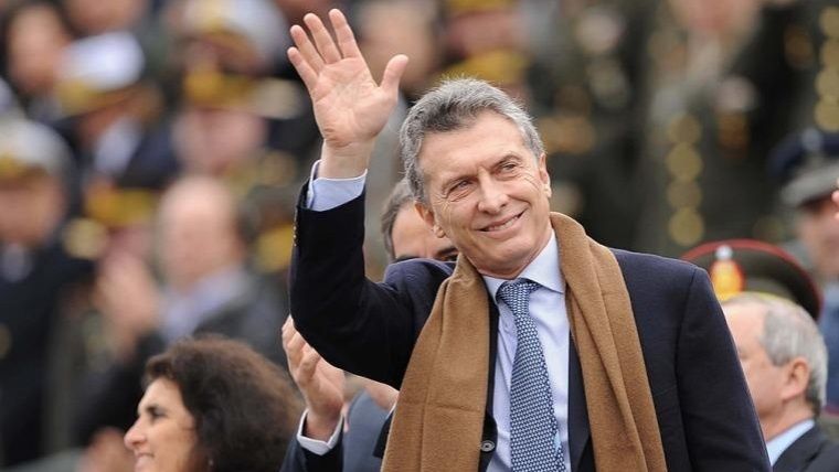Macri primero se excusó y luego fue al cierre del desfile en Capital