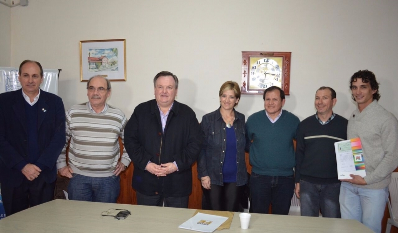 Michlig entregó un aporte $ 100.000 al Aeroclub de Ceres