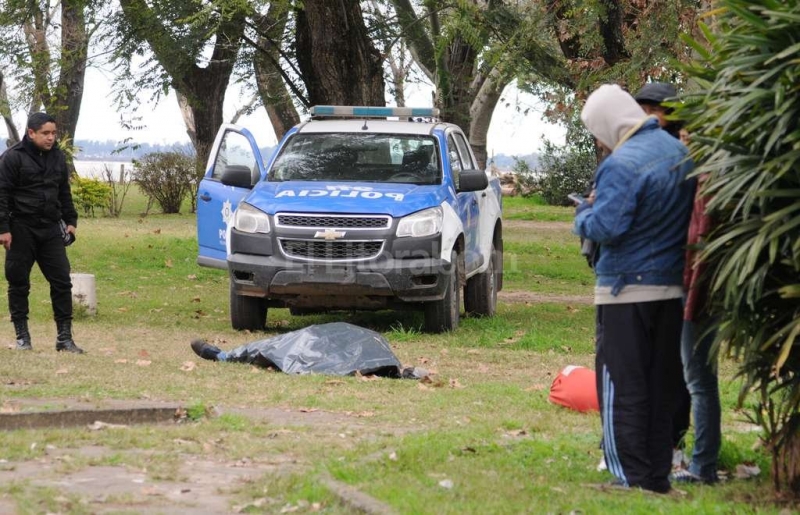 Un muerto junto a la Alfombra Mágica