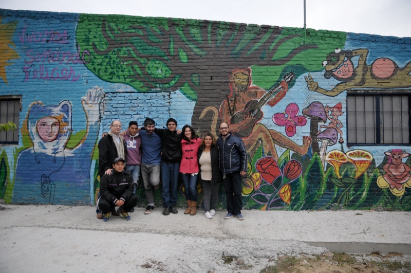 Los jóvenes renovaron la fachada de la Vecinal Scarafía