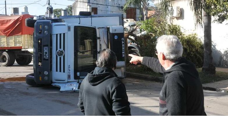 Volcaron dos camiones en medio de la ciudad