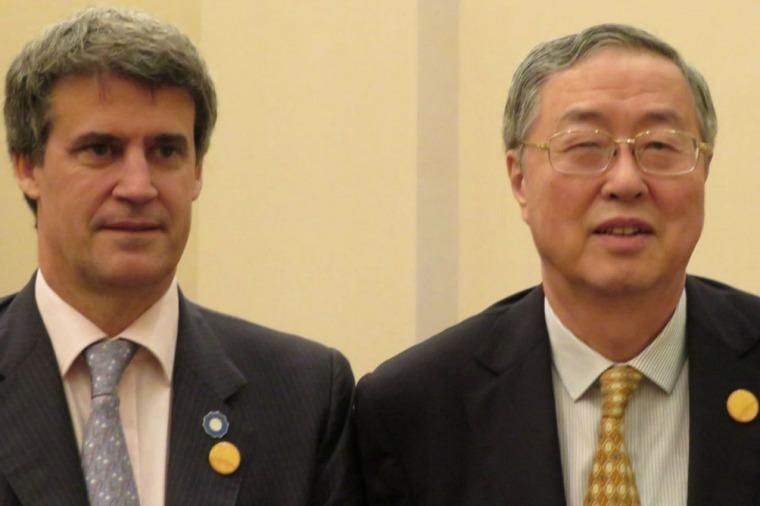 El ministro Prat Gay negocia líneas de financiación de China para la Argentina