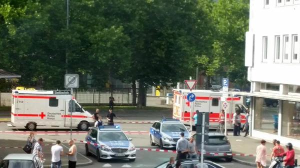 Un refugiado mató con un machete a una persona e hirió a otras dos