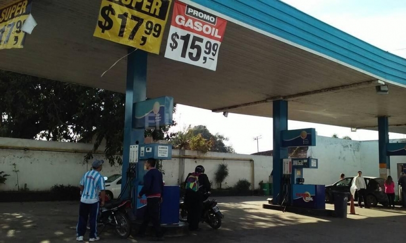 Asaltan y balean al playero de una estación de servicios