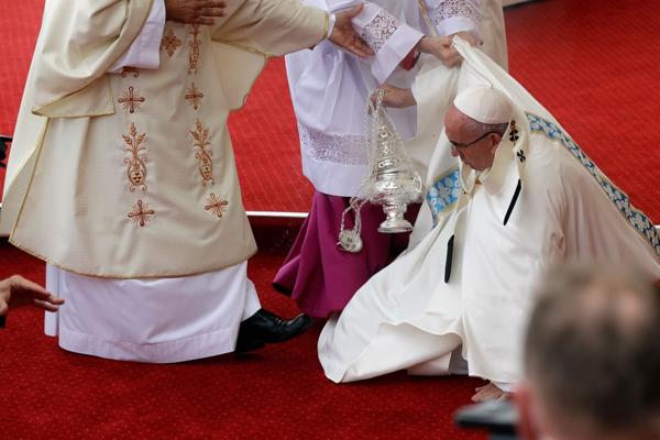 La caída del papa Francisco durante la misa en Polonia
