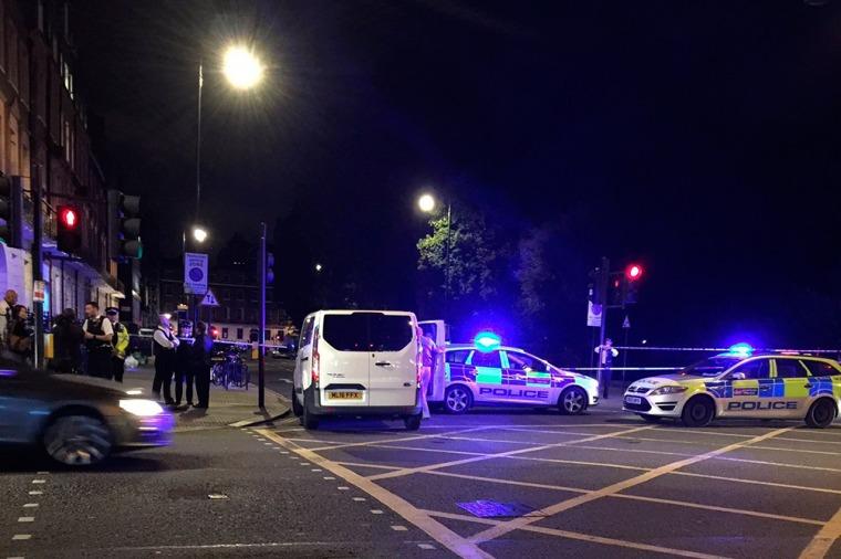Un hombre mató a una mujer e hirió a seis personas con un cuchillo