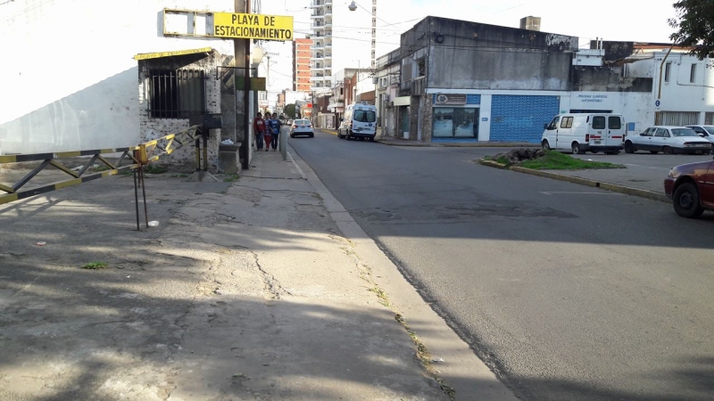 Piden reparar veredas de cocheras y playas de estacionamientos