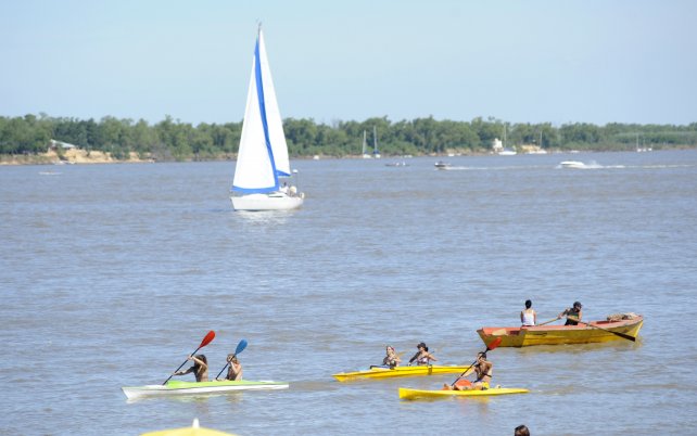 Buscan a una persona que cayó de kayak en el Paraná