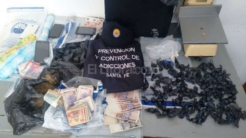 Madre e hijo detenidos por vender drogas