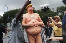 Una estatua de Trump desnudo y que lo ridiculiza, sorprendió en Nueva York
