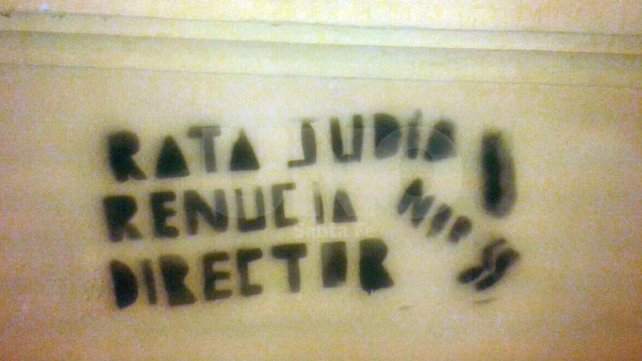 Repudiaron las pintadas antisemitas contra el director de la escuela Bustos