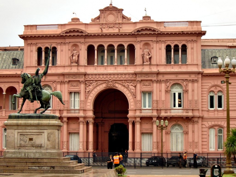 La policía inspecciona la Casa Rosada por otra amenaza de bomba