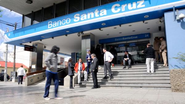Allanan el Banco de Santa Cruz por la investigación sobre la \