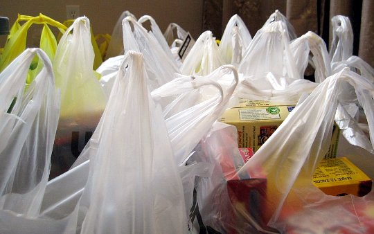 Extienden el plazo para la prohibición de bolsas plásticas
