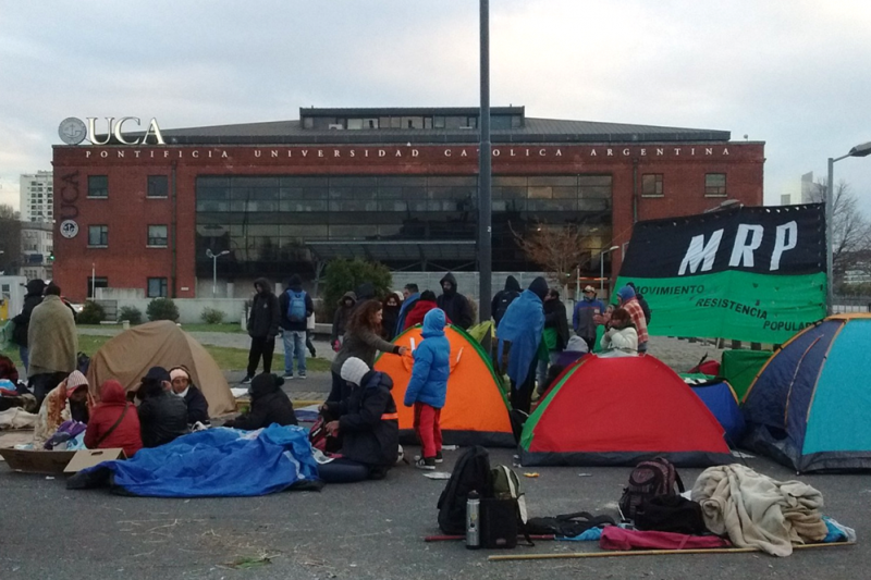 En la previa, cortan accesos a Puerto Madero y acampan 