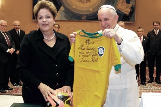El papa Francisco pidió rezar por el pueblo brasileño 
