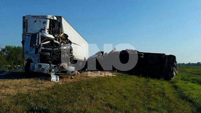 Dos choferes perdieron la vida al colisionar con sus camiones de frente
