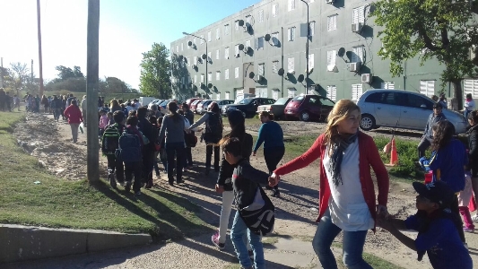 Realizaron un abrazo simbólico a la escuela Simón Bolívar