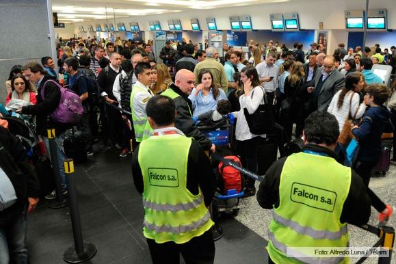 Continúa el paro de pilotos 