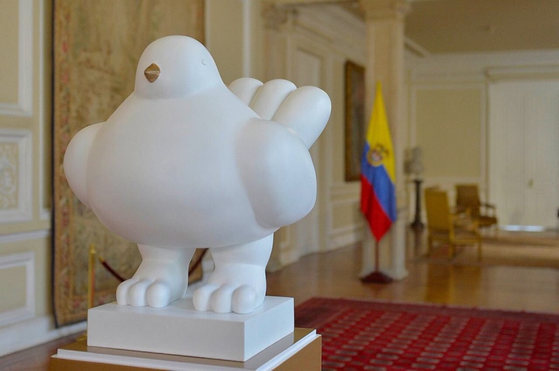 Fernando Botero donó la escultura “La Paloma de la Paz” a la Casa de Gobierno