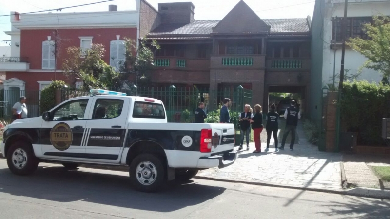 Las citaba prometiendo trabajo y las manoseaba