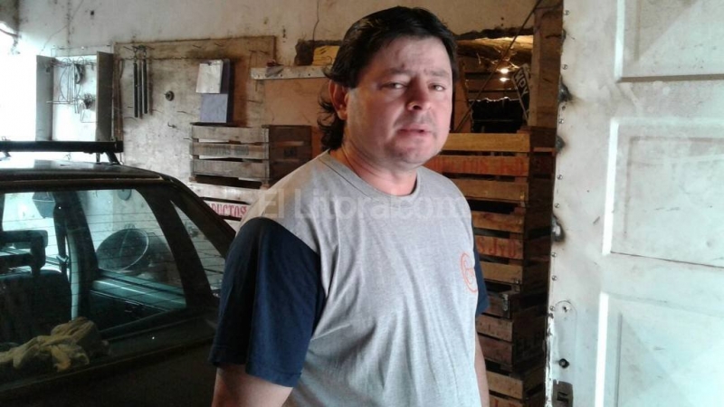 Halló ladrones en su casa, los redujo y los entregó a la policía
