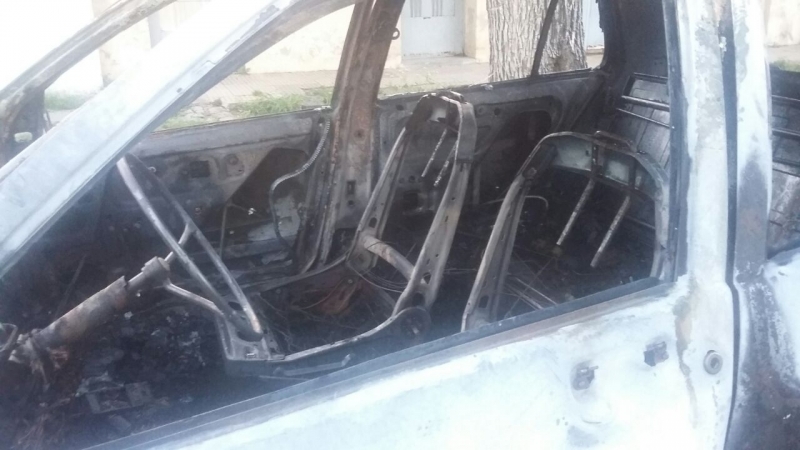 Incendiaron otro auto en el oeste de la ciudad