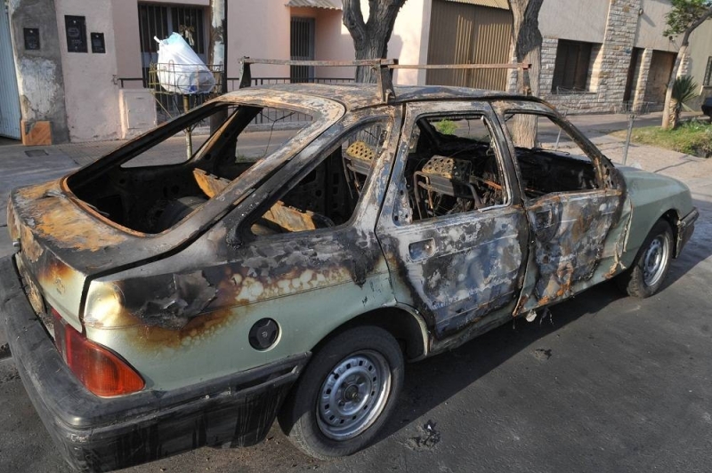 Incendiaron un auto abandonado en barrio Los Hornos