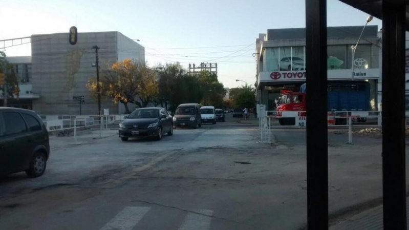 La cañería funciona, pero se volvió a hundir la calle 