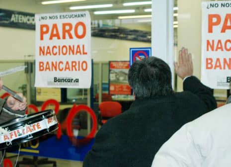 Hoy y mañana los bancos atenderán hasta las 10:15