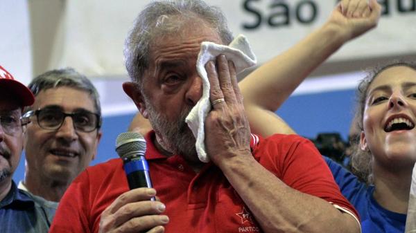 Militantes organizaron una vigilia por el posible arresto de Lula da Silva