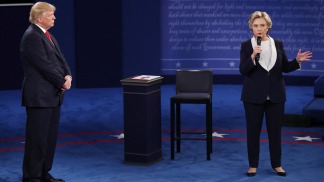Silbidos y humor ácido entre Clinton y Trump en una cena benéfica