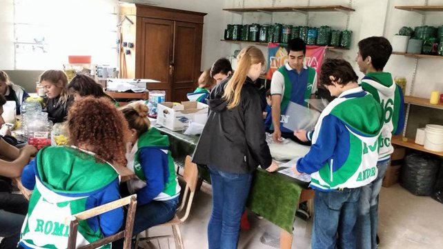 Estudiantes hicieron una vereda con tapitas de plástico