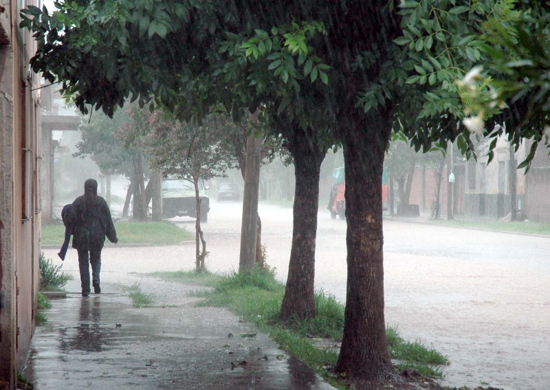 Intensa lluvia y caída de granizo en la ciudad