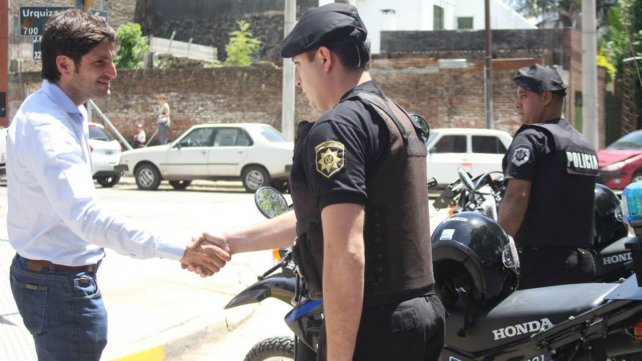 Entregaron motos y camionetas para patrullar el departamento La Capital