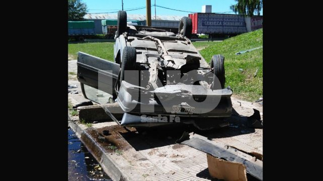 Perdió el control del vehículo y cayó desde un puente 