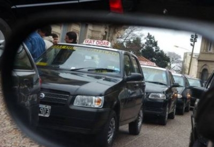 Entregan aportes a taxistas para colocar los botones de pánico