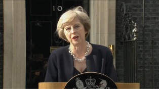 May se compromete a liderar la reestructuración de la globalización