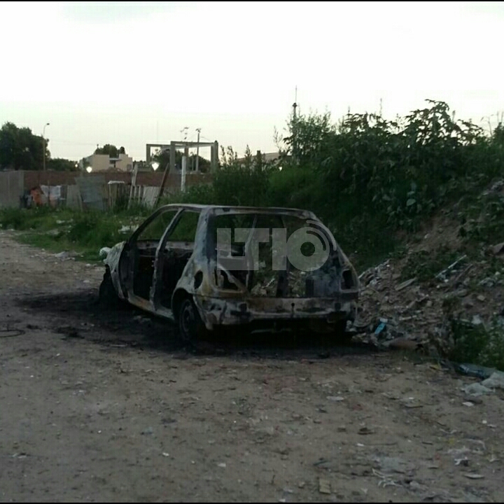 Un nuevo auto quemado en barrio Los Hornos