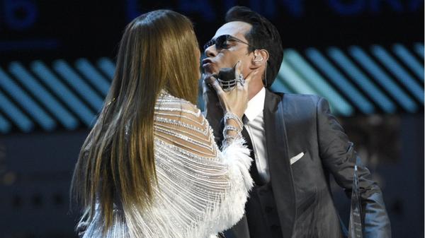 EL ROMÁNTICO BESO DE MARC ANTONY Y JENNIFER LÓPEZ