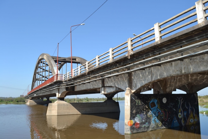 Apedrearon un colectivo de la Línea C en el Puente Carretero