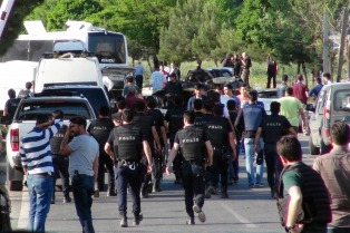 Dos muertos y 21 heridos por un atentado con coche bomba