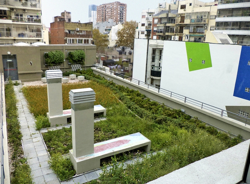 Edificios de terrazas verdes en la ciudad de Santa Fe