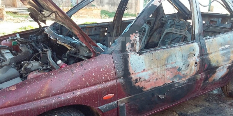 Quemaron un auto y su dueño salió herido