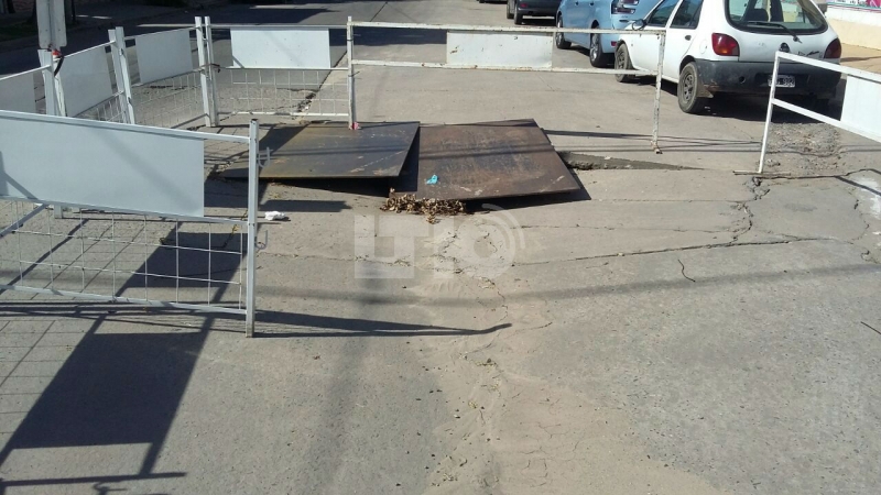 Preocupa el socavón de Mariano Comas y Urquiza