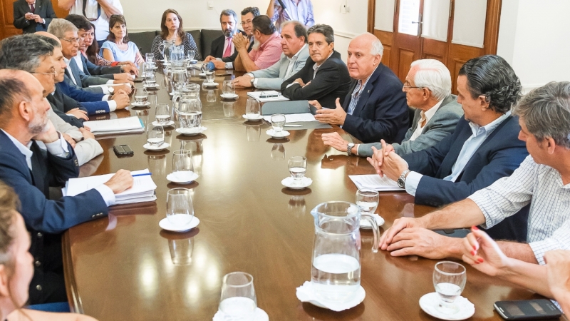 La UNL le entregó a Lifschitz un informe sobre la ley del agua