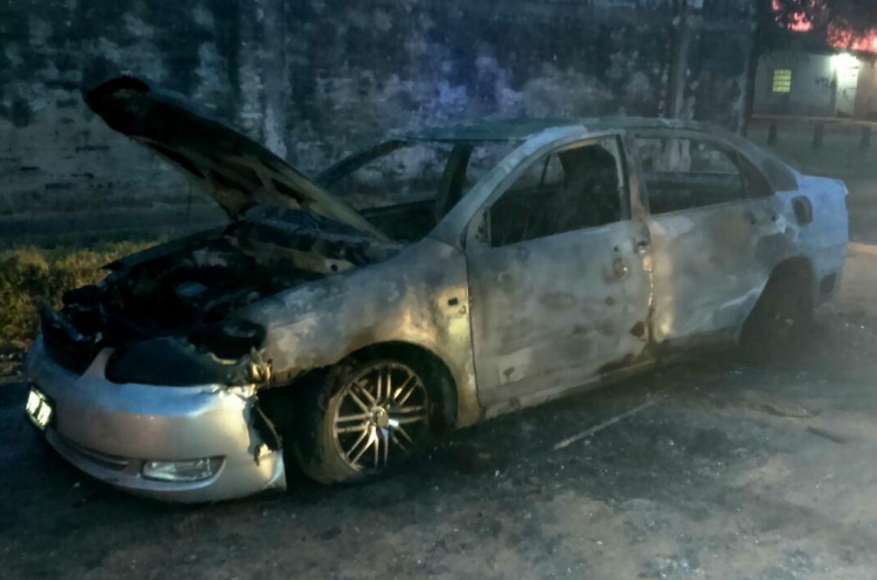 Incendiaron otro auto más